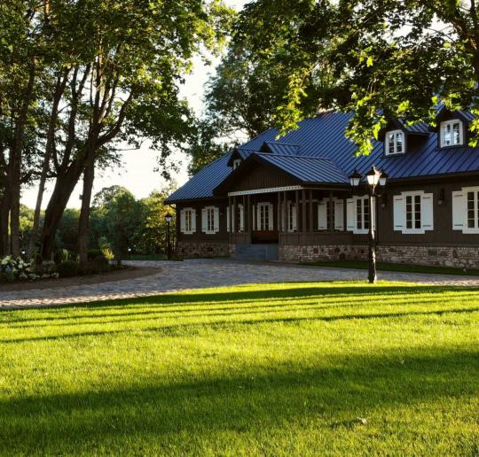 Vasaros pradžia Lietuvos pilyse ir dvaruose: istorinėse vietose  gausu šeimos piknikų ir muzikinių renginių 