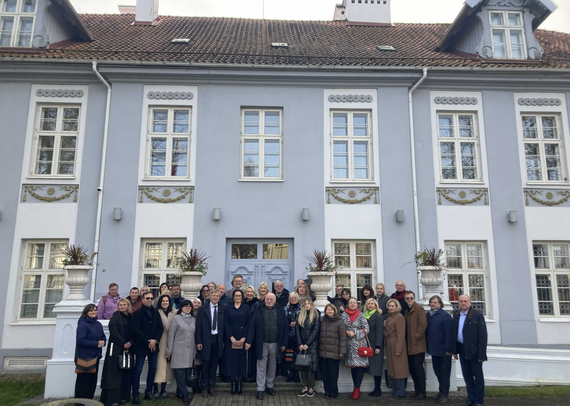 MANORS – CLOSE AND INSPIRING