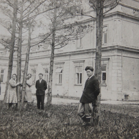 0013_zypliu-dvaras-zemes-ukio-mokyklos-zypliu-dvare-mokytojai-1931-m_1568702486-a7621f1eb3d1a571865543f7179431a5.JPG