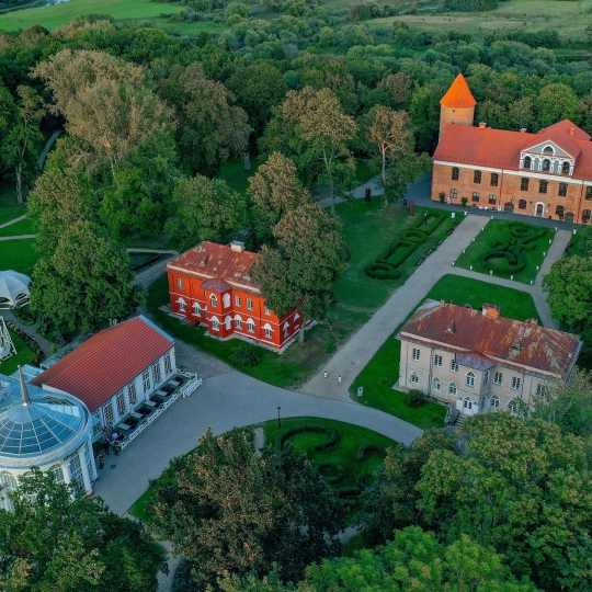 Raudondvaris manor